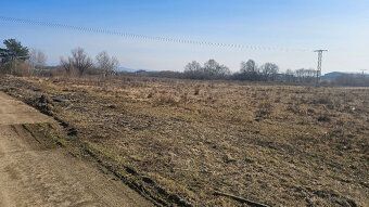 Ponúkame pozemok na predaj o rozlohe 3668m2 v priemyselnej č