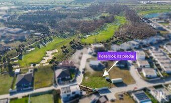 Predstavte si rána s výhľadom na pokojné jazero, zeleň golfo