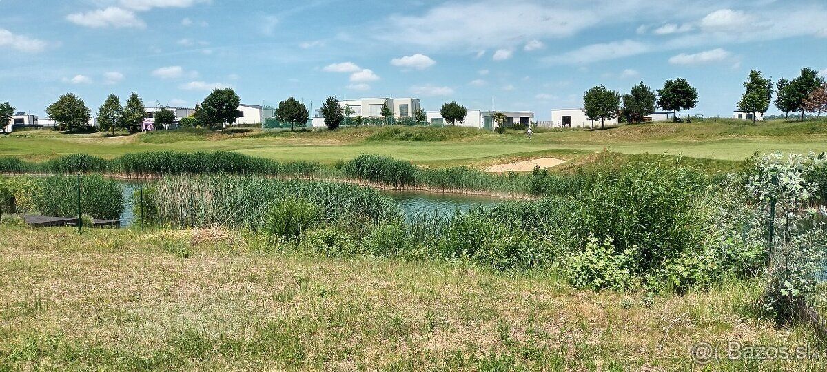 Predstavte si rána s výhľadom na pokojné jazero, zeleň golfo