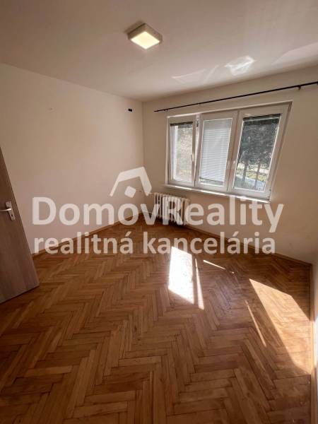 Ponúkame na predaj 3 izbový byt v Handlovej na ulici Partizá
