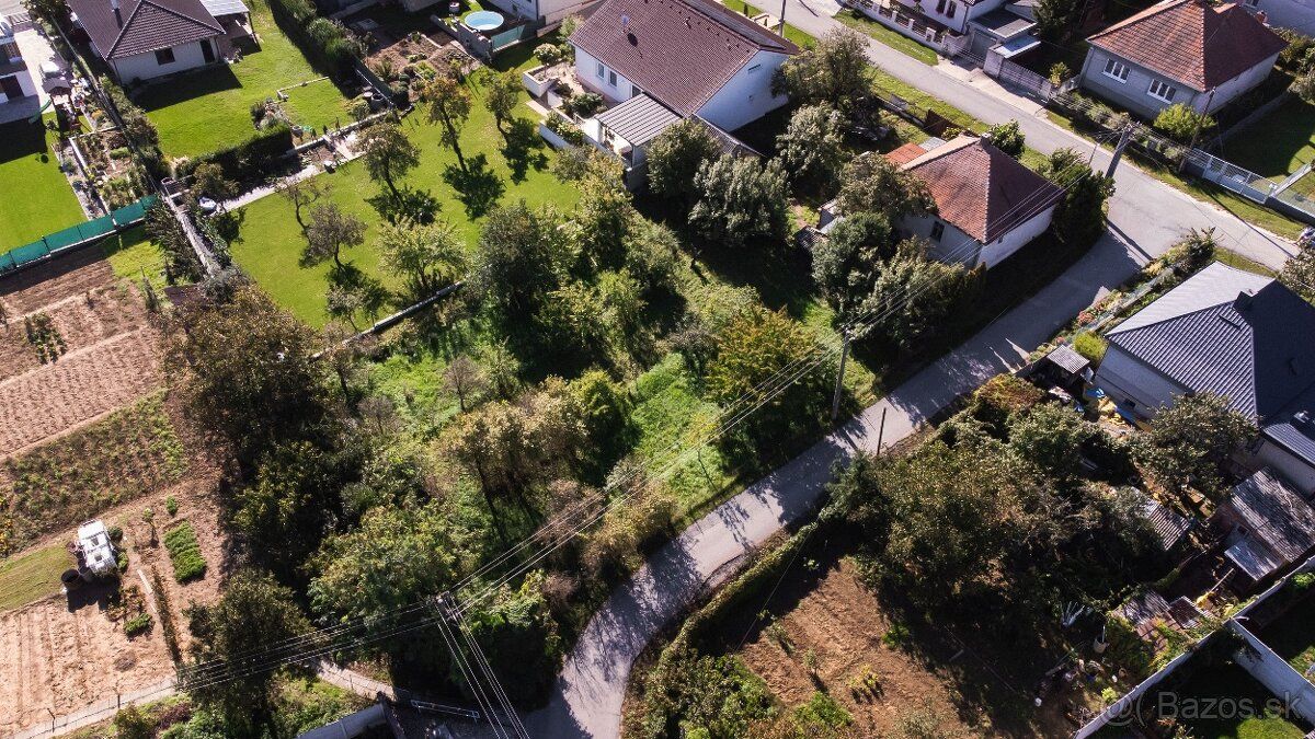 Ponúkame na predaj krásny pozemok v tichej uličke v obci Urm