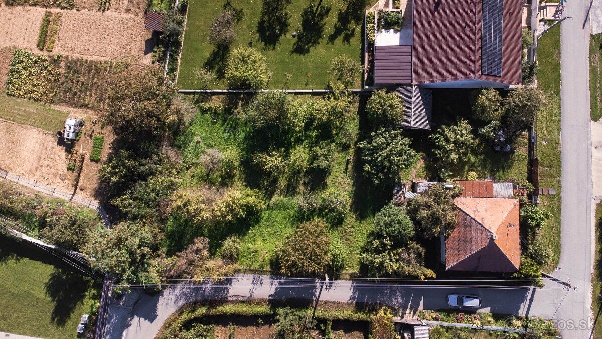 Ponúkame na predaj krásny pozemok v tichej uličke v obci Urm