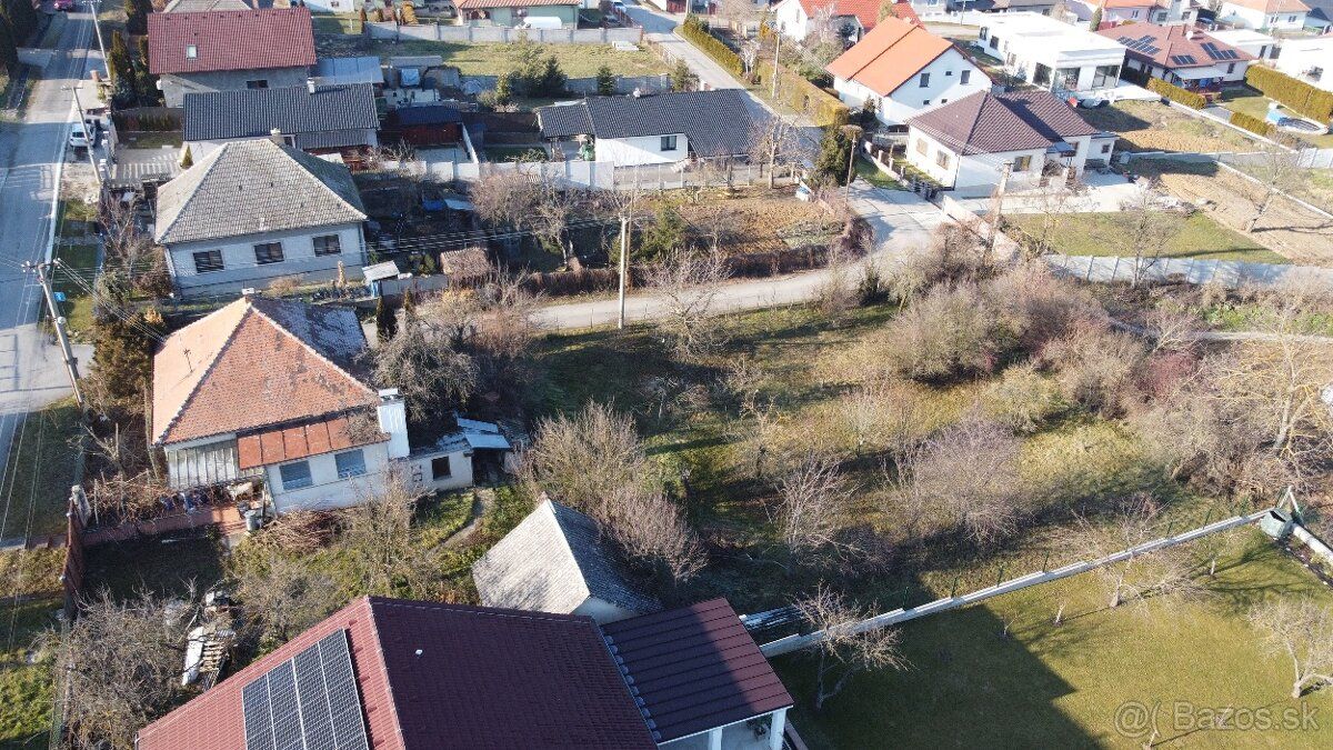 Ponúkame na predaj krásny pozemok v tichej uličke v obci Urm