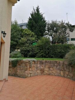 Popis • 6 izbový rodinný dom so záhradou • 2 podlažný • úžit