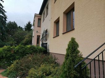 Popis • 6 izbový rodinný dom so záhradou • 2 podlažný • úžit