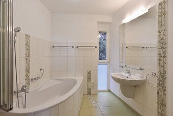 Popis • 6 izbový rodinný dom • úžitk. plocha 200m2 • Na spod