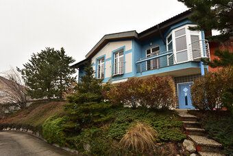 Popis • 6 izbový rodinný dom • úžitk. plocha 200m2 • Na spod