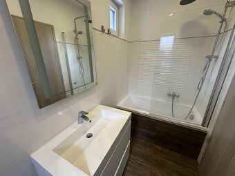 Popis • 3izbový rodinný dom po rekonštrukcii • Samostatná ča