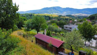 Hľadáte pekný, veľký slnečný pozemok s chatkou na pokojnom m