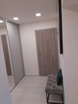 Prenajmem veľkometrážny 2izbový byt s dostatkom úložného pri