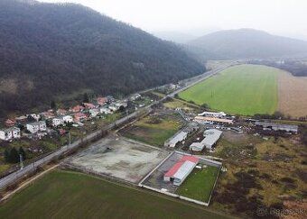 Ponúkaná na prenájom zastrešenú plochu. Bližšie info na tel.