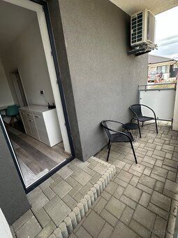 Na prenájom kompletne zariadený moderný 2-izbový byt s teras
