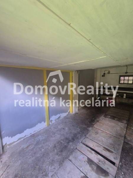 Ponúkame na predaj garáž v Handlovej na ulici F.Nádaždyho, v