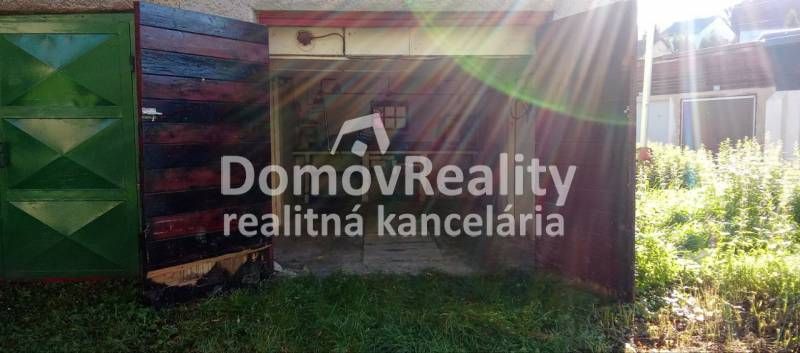 Ponúkame na predaj garáž v Handlovej na ulici F.Nádaždyho, v