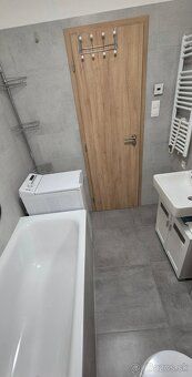 🏡 MODERNÝ 2-IZBOVÝ BYT S VEĽKÝM BALKÓNOM, CHLADENÍM A GARÁŽO