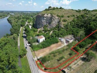 Ponúkame na predaj investične atraktívny pozemkový komplex v