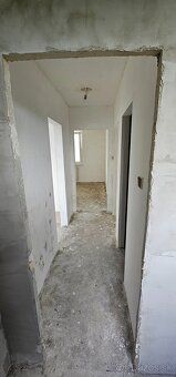 Ponúkame na predaj priestranný a svetlý 3‑izbový byt typu ba