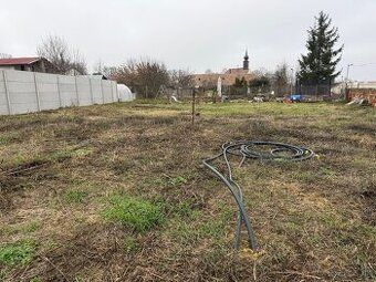 Ponúkam na predaj veľký, slnečný, rovinatý pozemok v obľúben