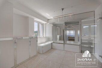 Hľadáte luxusné bývanie s hotelovým servisom priamo v absolú
