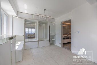 Hľadáte luxusné bývanie s hotelovým servisom priamo v absolú