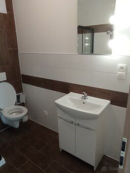 Dám do dlhodobého prenájmu 2 izbový byt s balkónom v Seredi 