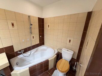 Ponúkam na prenájom väčšiu garzónku (34 m2) v centre Púchova
