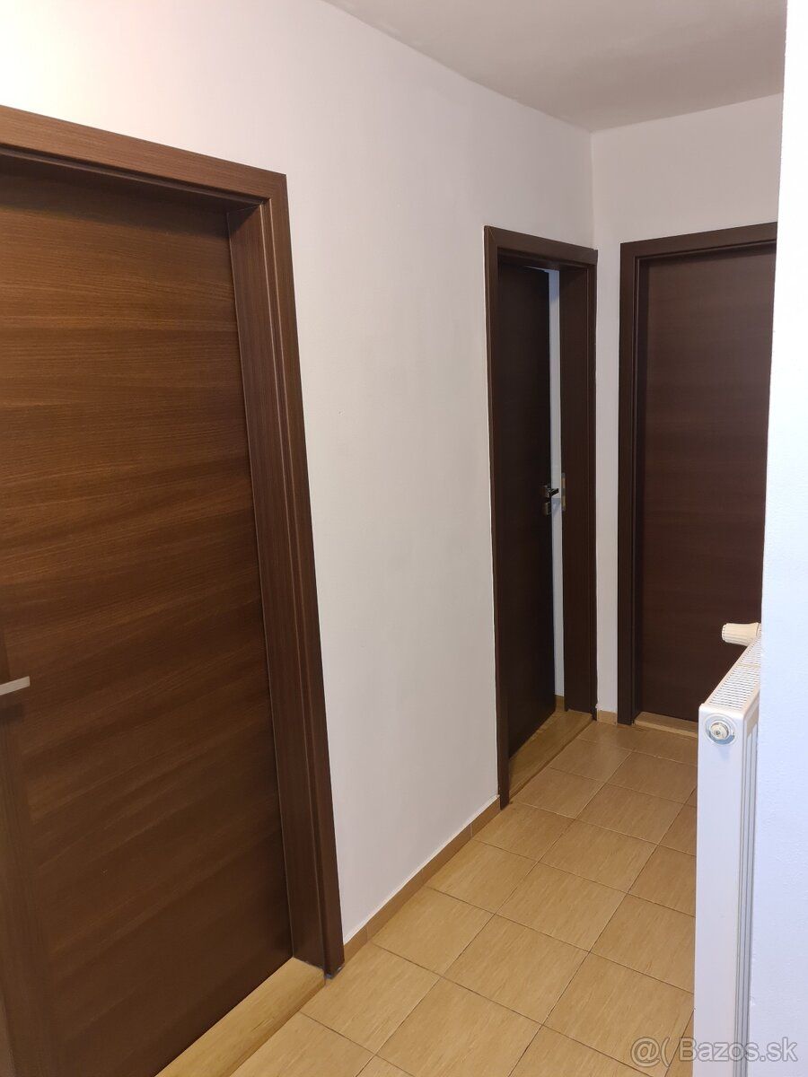 Ponúkam na prenájom samostatnú, nepriechodnú izbu v byte pri