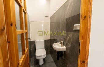 Ponúkame na predaj priestranný a moderne zrekonštruovaný 3-i