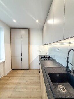 Ponúkam na predaj priestranný 3-izbový byt o výmere 74 m² s 