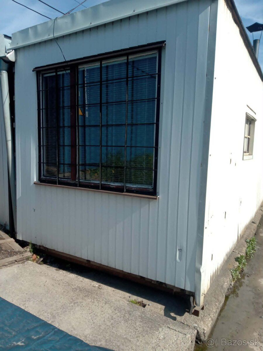 Sprzedam komórkę lokatorską z instalacją elektryczną i sieciową z kominkiem na paliwo stałe…