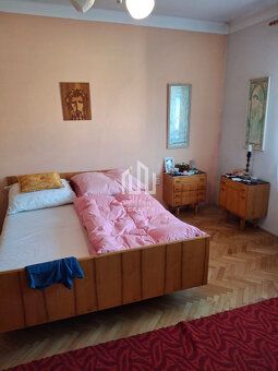 Type: Family house Village: Bank
Just 3 minutes by car from town