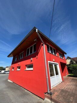 We offer for rent a pleasant and sunny office with an area of
