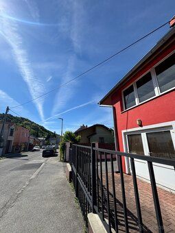 We offer for rent a pleasant and sunny office with an area of