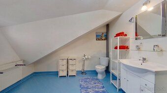 We offer for rent a spacious 3-bedroom apartment on A.
