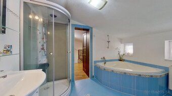 We offer for rent a spacious 3-bedroom apartment on A.