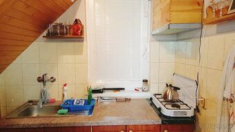 Chata na polosamote pre 6-10 osôb. 8+1 lôžok na spanie v pod