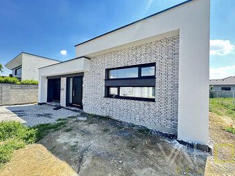 Predam dom v Trnave . Má 8 izieb a 7 kúpeľni . Parkovisko na