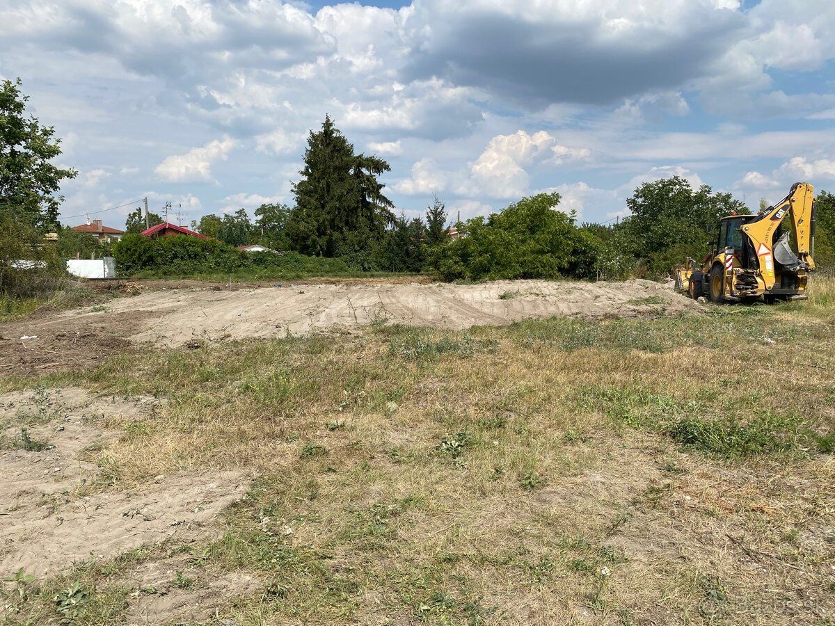 Predaj pozemku 2 142 m² na výstavbu polyfunkčnej haly – Duna