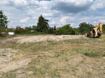 Predaj pozemku 2 142 m² na výstavbu polyfunkčnej haly – Duna