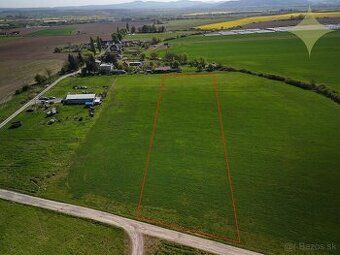 Predám stavebný pozemok s výmerou 300m2 v obci Vidiná na Hvi