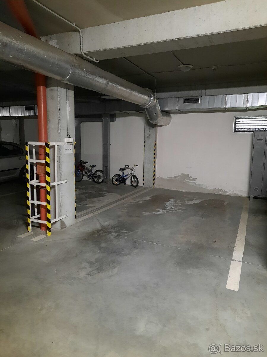 Ponúkame na prenájom garážové parkovacie miesto v bytom dome