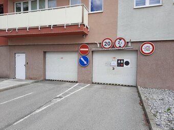 Ponúkame na prenájom garážové parkovacie miesto v bytom dome