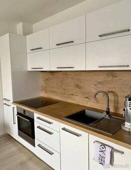 Ponúkame na prenájom svetlý a moderne zariadený 2-izbový byt