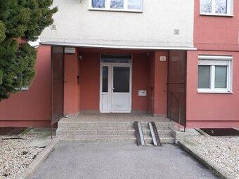 Dám do nájmu 2 izbový byt NZ Ľ.Štúra Kont: 0902 379 333