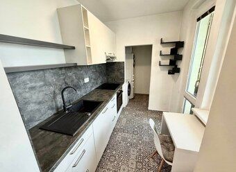 Byt má výmeru 33 m² a disponuje loggiou (7 m²). Nachádza sa 