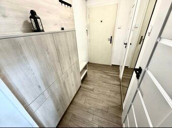 Byt má výmeru 33 m² a disponuje loggiou (7 m²). Nachádza sa 