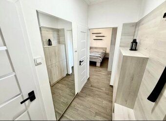Byt má výmeru 33 m² a disponuje loggiou (7 m²). Nachádza sa 