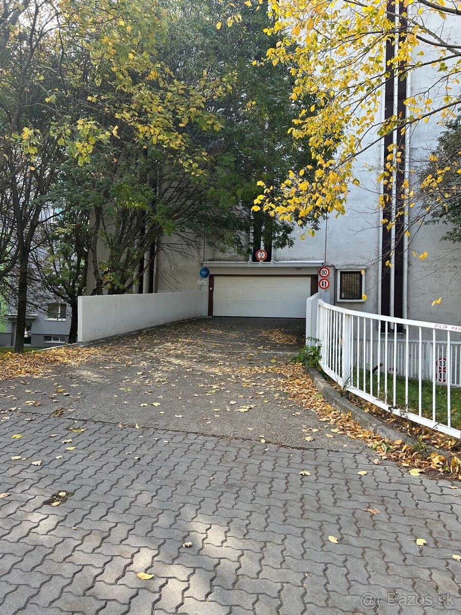 Predám priestrannú nadrozmernú garáž v parkovacom dome na Me