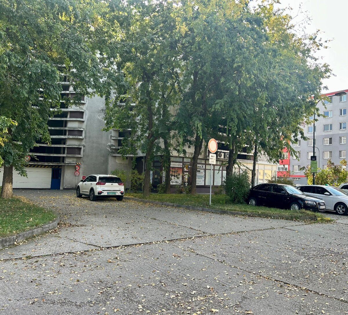 Predám priestrannú nadrozmernú garáž v parkovacom dome na Me