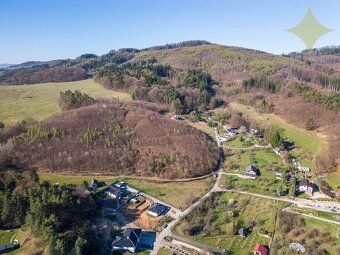 Ponúkame na predaj slnečný stavebný pozemok o výmere 1 251 m